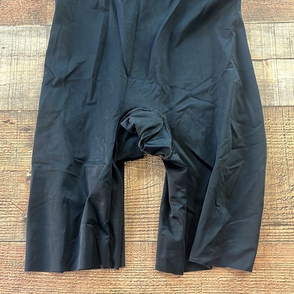 SPANXshape™ Suit Your Fancy Strapless Cupped Mid-Thigh Bodysuit Black Medium - Picture 9 of 12